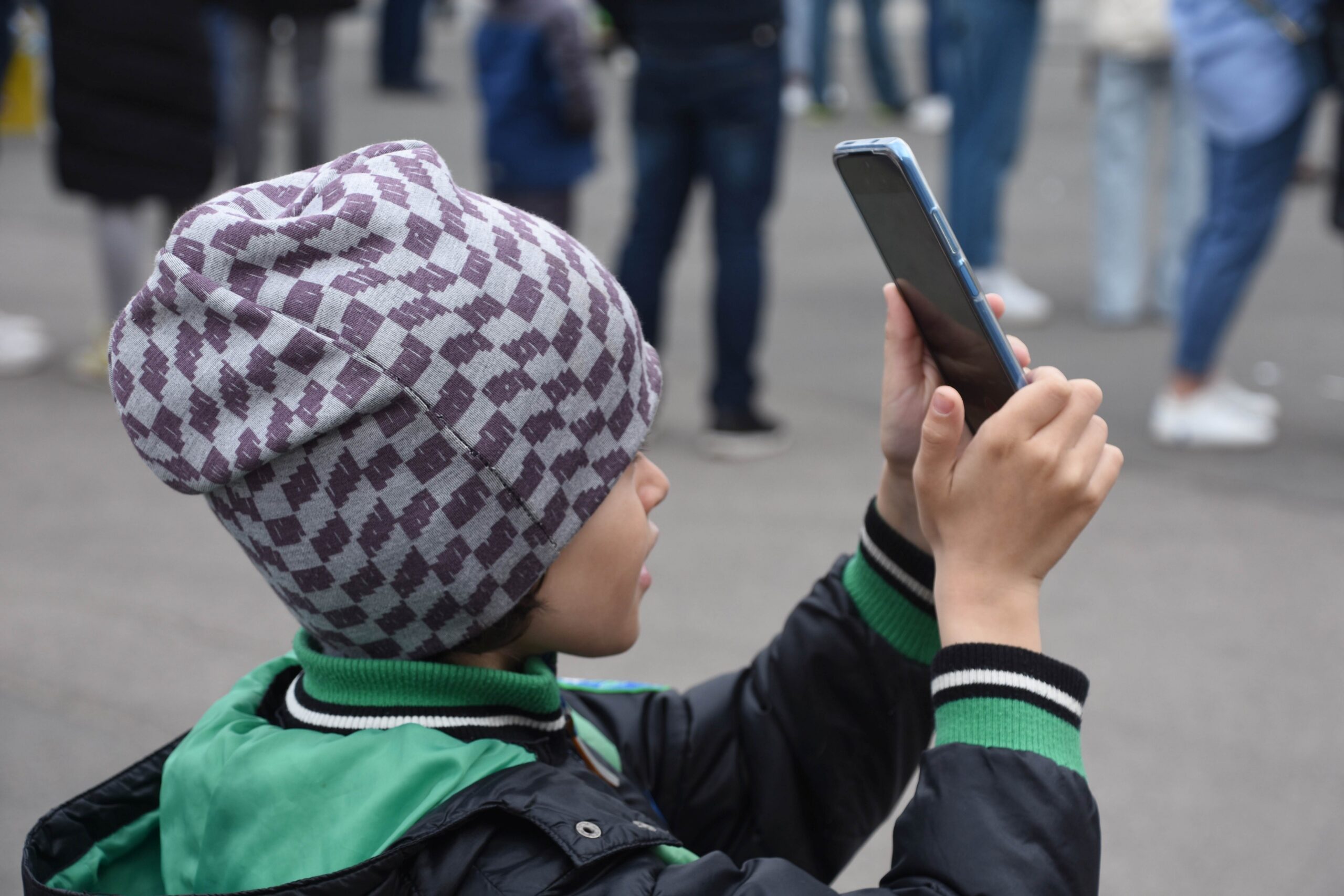 Media społecznościowe na telefonie używanym przez dziecko
