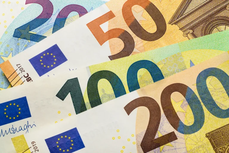 Banknoty euro symbolizujące wzrost płacy minimalnej w Holandii