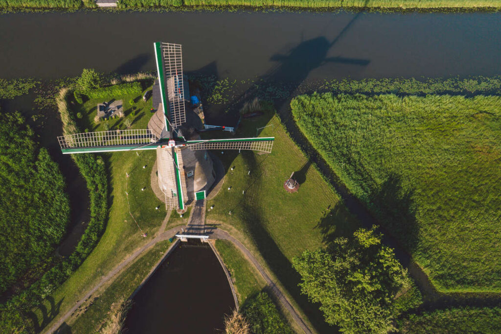 Holenderski wiatrak otoczony kanałami widziany z lotu ptaka