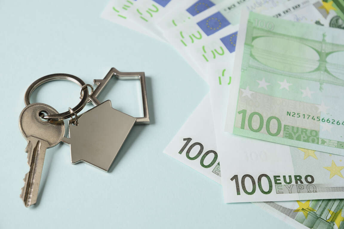 Klucze do mieszkania obok banknotów euro symbolizujące kaucję w Holandii