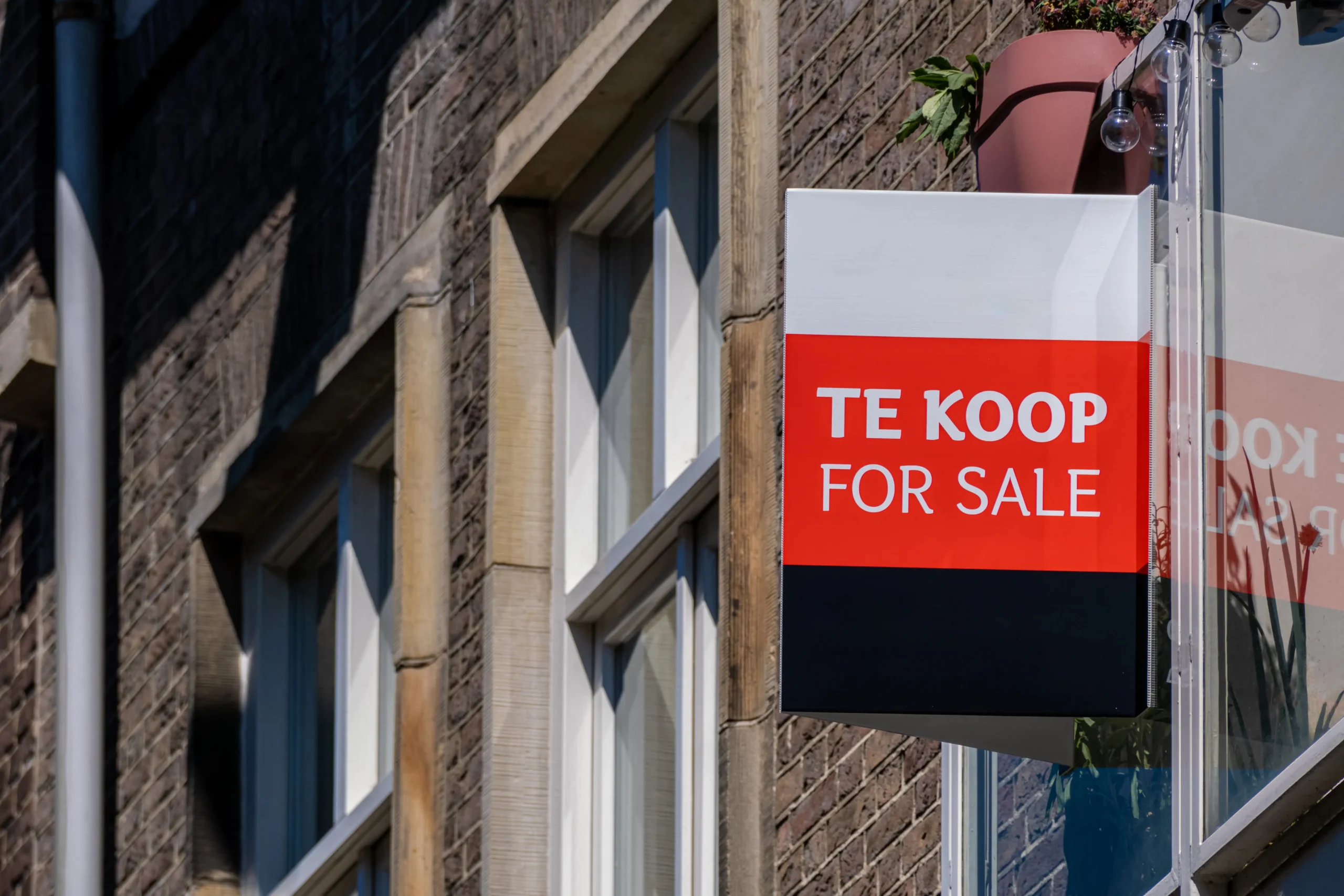 Tablica Te Koop – na sprzedaż – na budynku mieszkalnym w Holandii