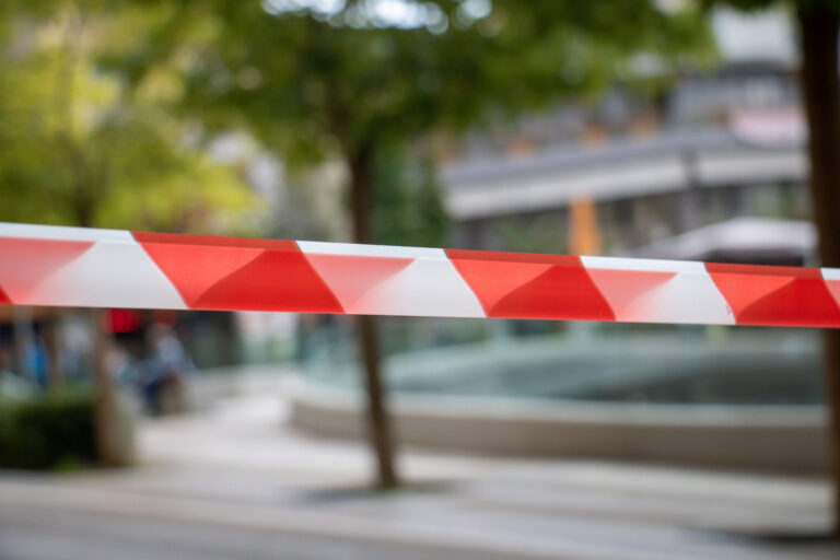Czerwono-biała taśma zabezpieczająca – zdjęcie ilustracyjne do informacji o napadzie w Bredzie
