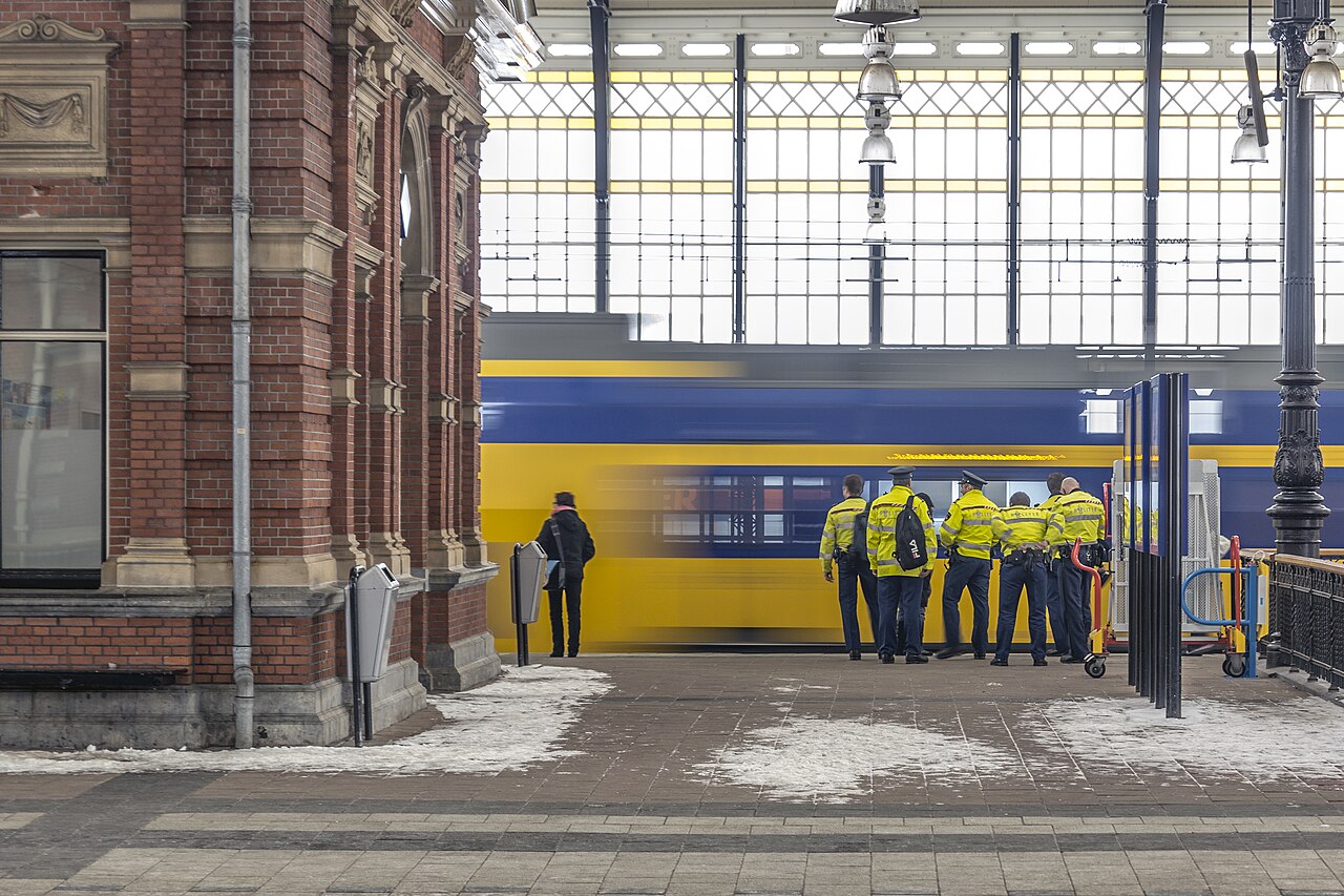 Pociąg NS na stacji kolejowej w Holandii