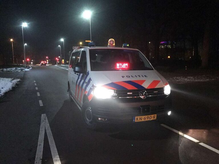 Radiowóz holenderskiej policji podczas nocnej interwencji