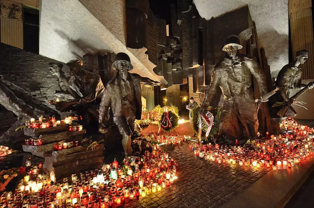 Pomnik Powstania Warszawskiego ze zniczami 1 sierpnia