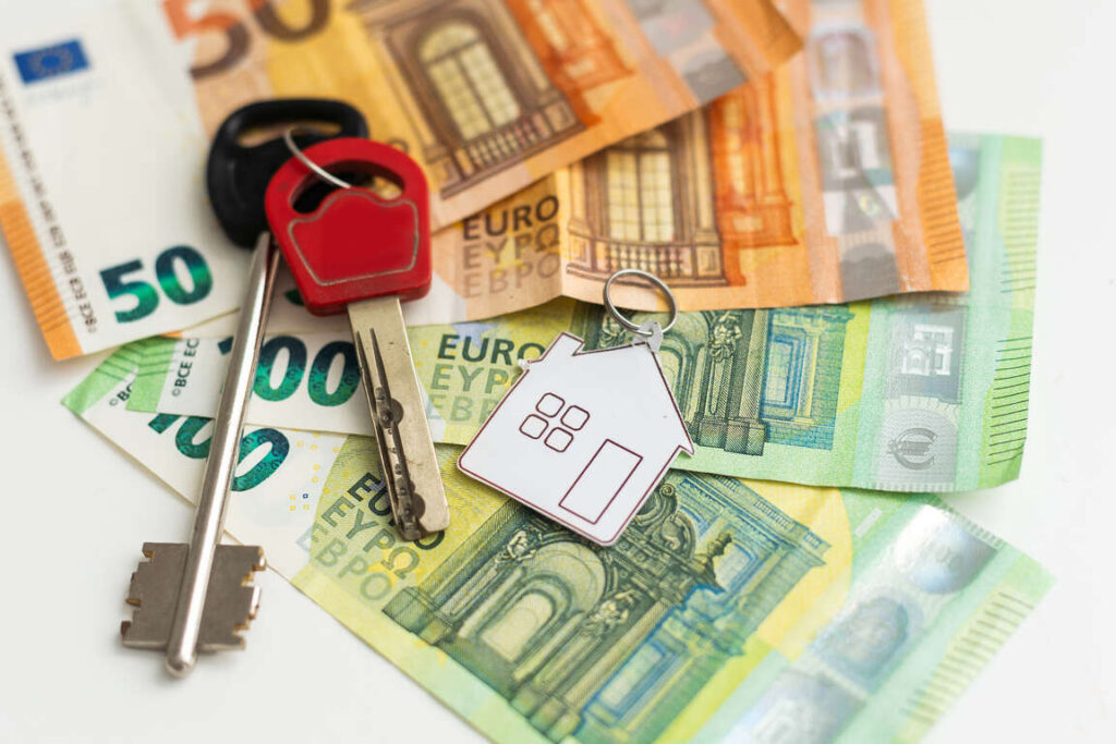Klucze do mieszkania na banknotach euro symbolizujące zwrot kaucji w Holandii