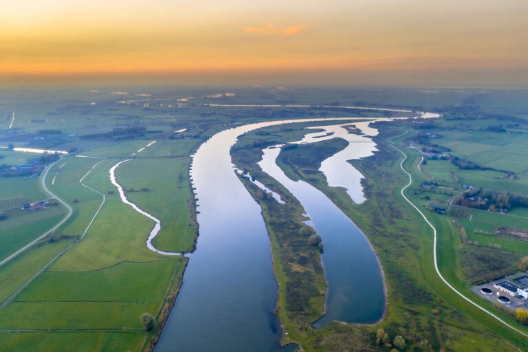 Rzeka IJssel w Holandii, jedna z odnóg systemu Renu