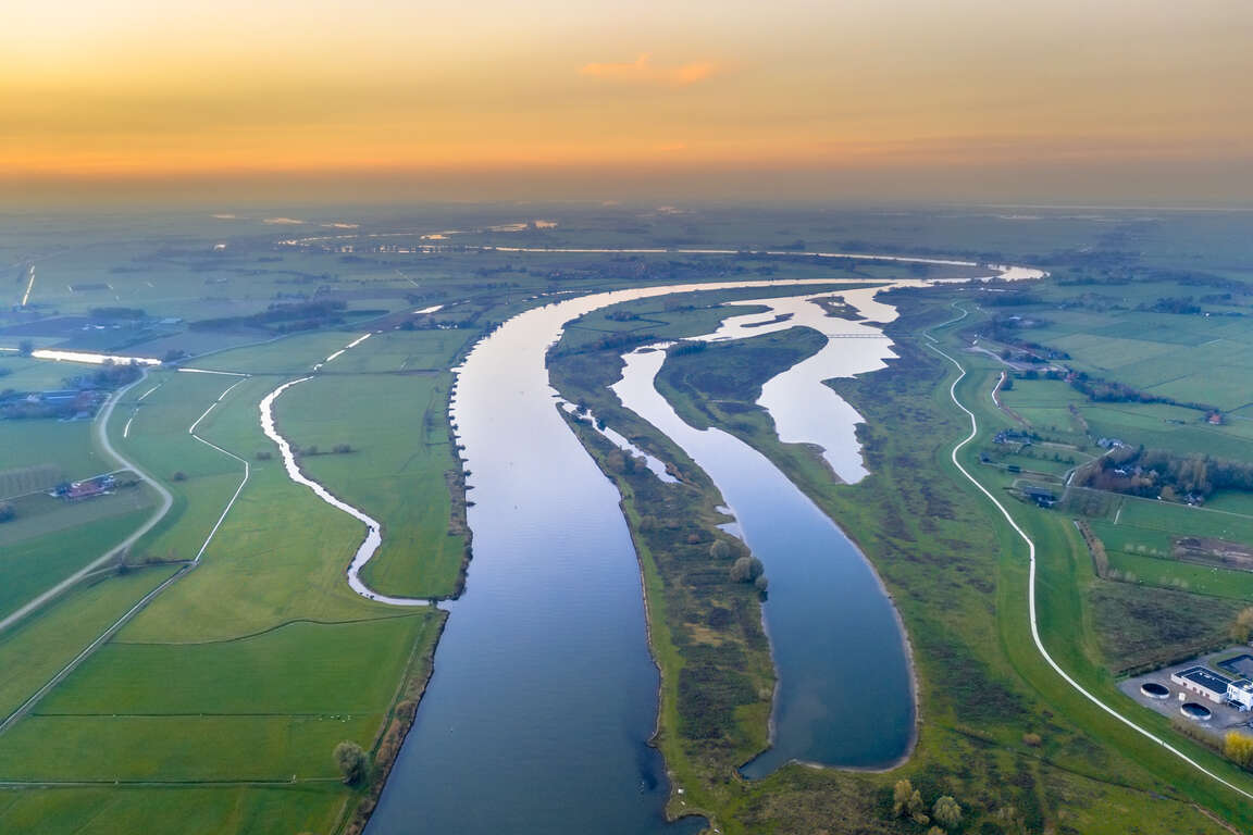 Rzeka IJssel w Holandii, jedna z odnóg systemu Renu