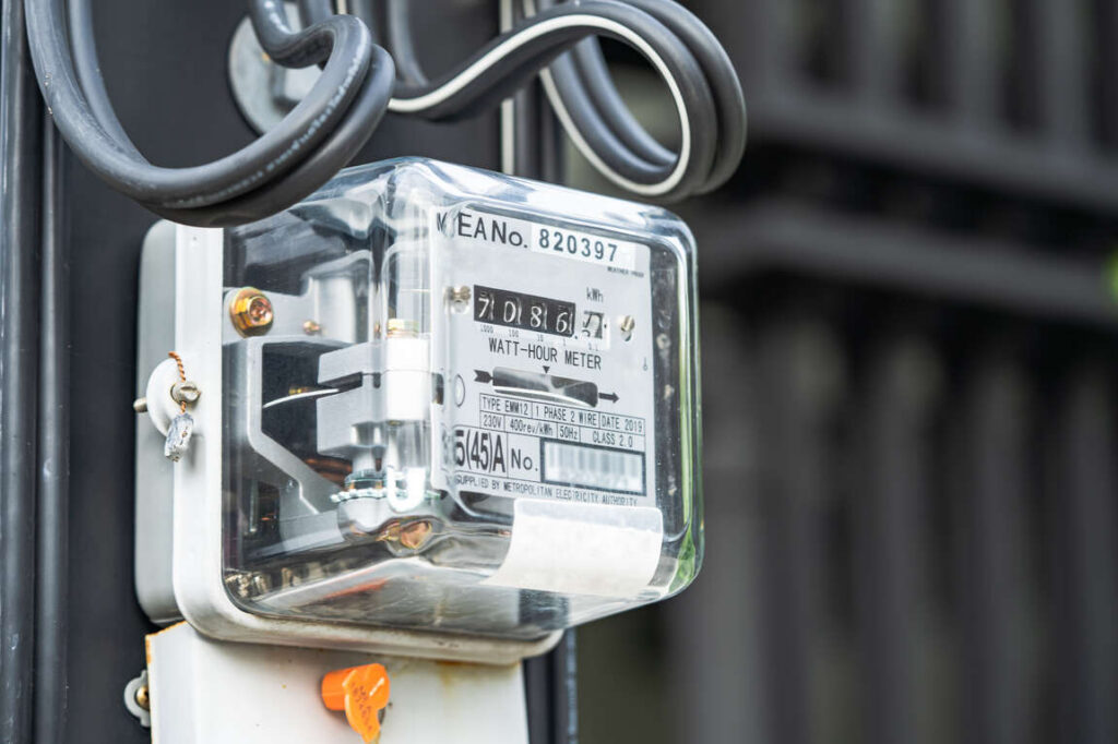 Licznik energii ilustrujący koszty mediów w wynajmowanym mieszkaniu