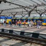 Pasażerowie na peronie przy pociągu NS na dworcu Rotterdam Centraal