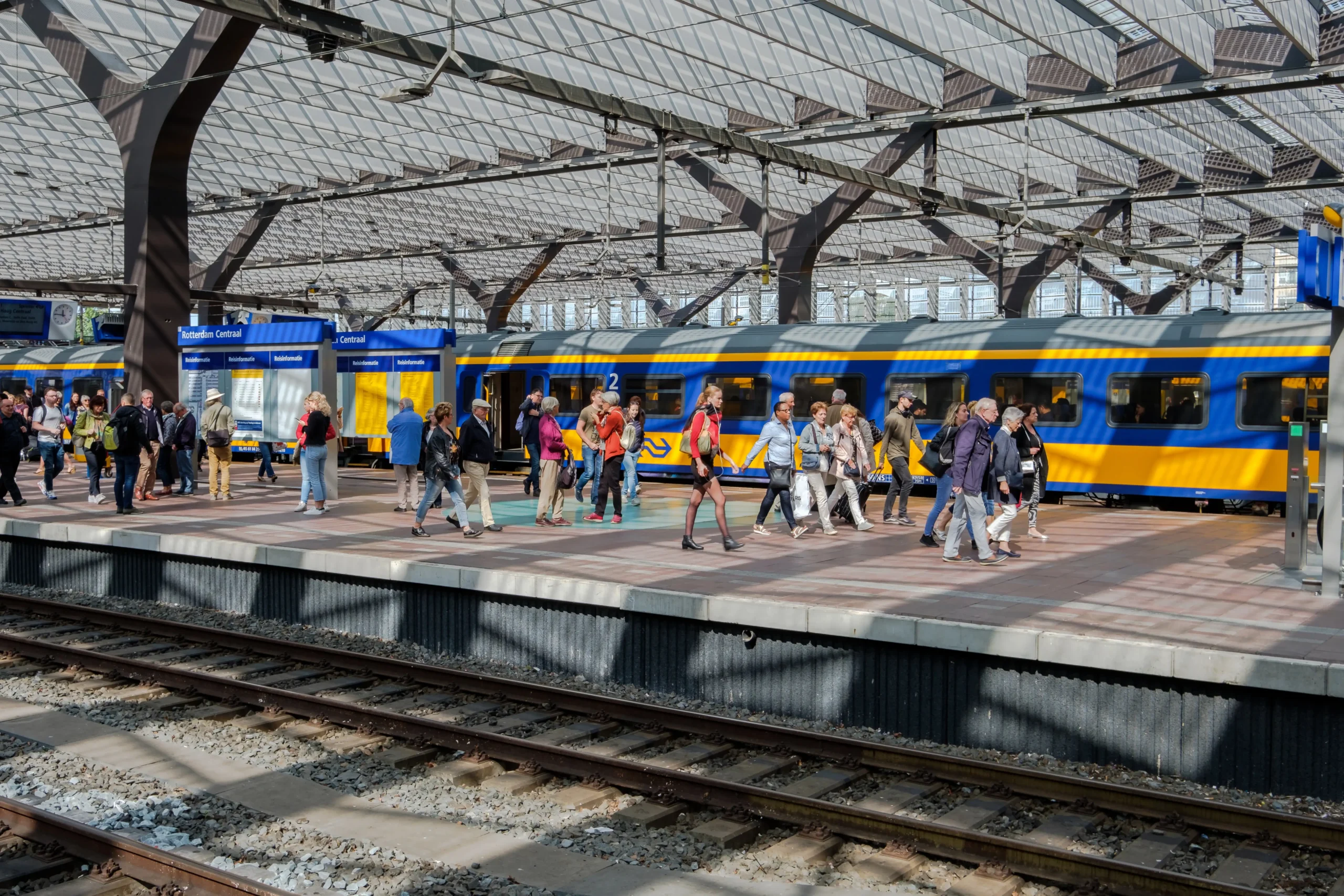 Pasażerowie na peronie przy pociągu NS na dworcu Rotterdam Centraal