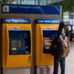 Pasażer kupujący bilet kolejowy w automacie NS na stacji w Holandii