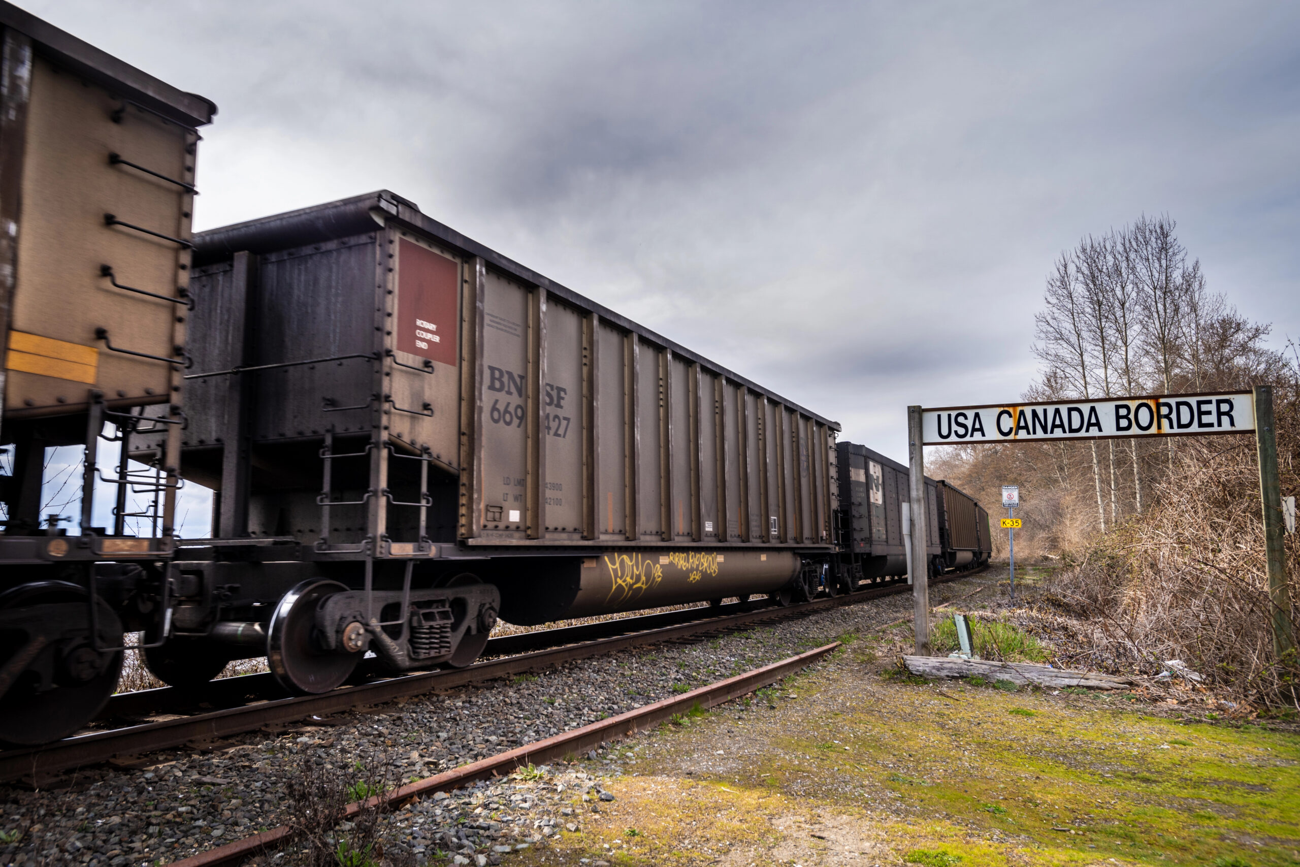 Pociąg towarowy BNSF obok tablicy USA Canada Border w Surrey