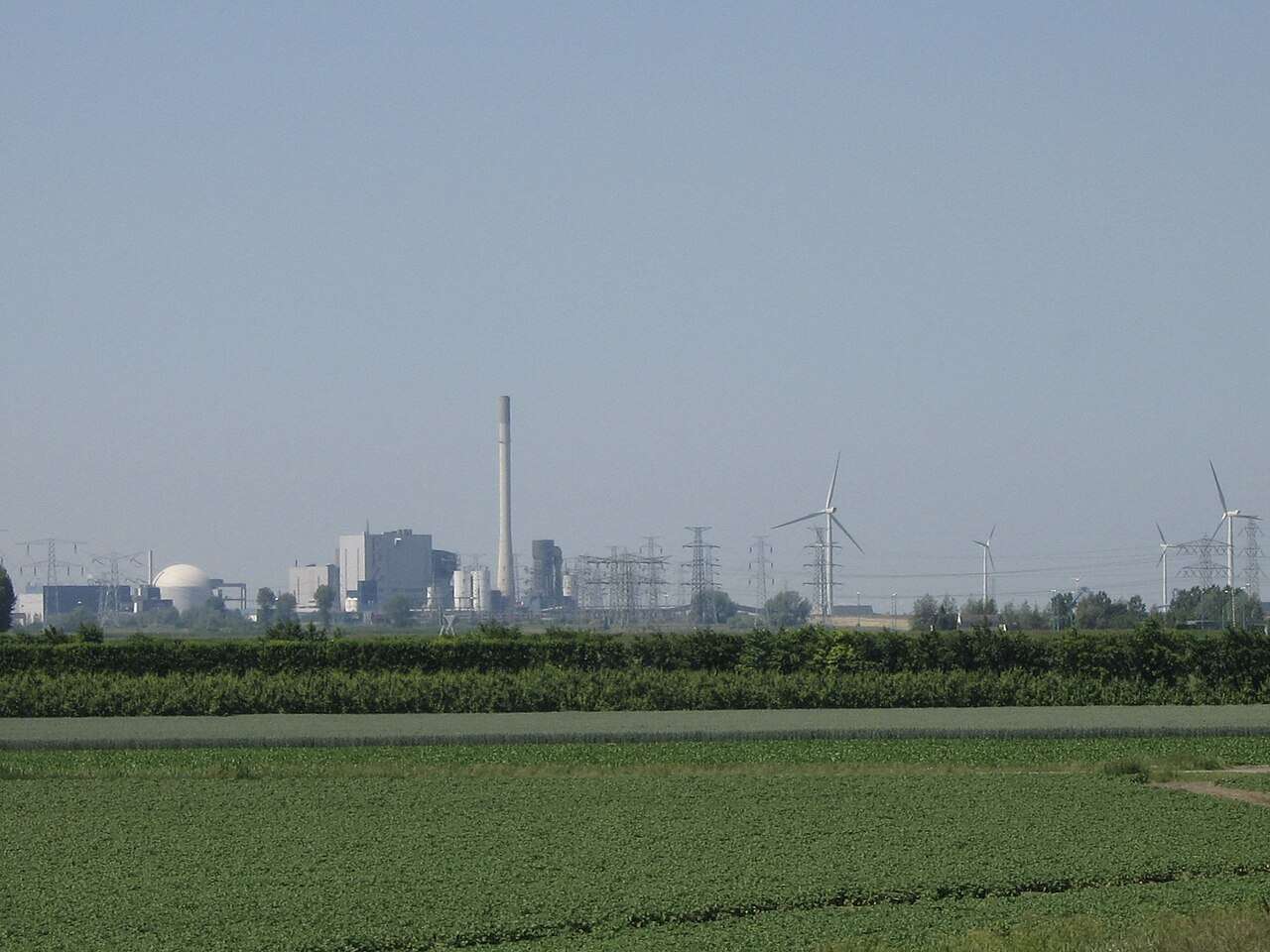Teren przemysłowy Vlissingen-Oost w Zeeland z elektrownią Borssele w tle
