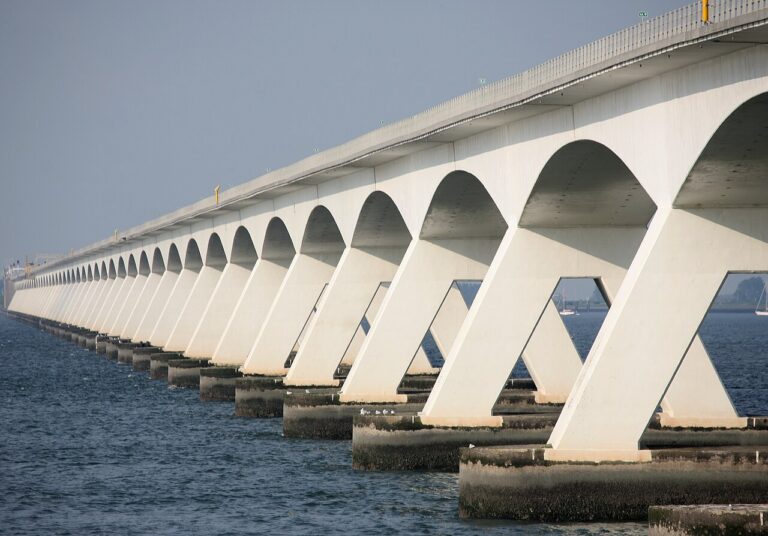 Zeelandbrug zamknięta w nocy z poniedziałku na wtorek. Objazd przez Stormvloedkering