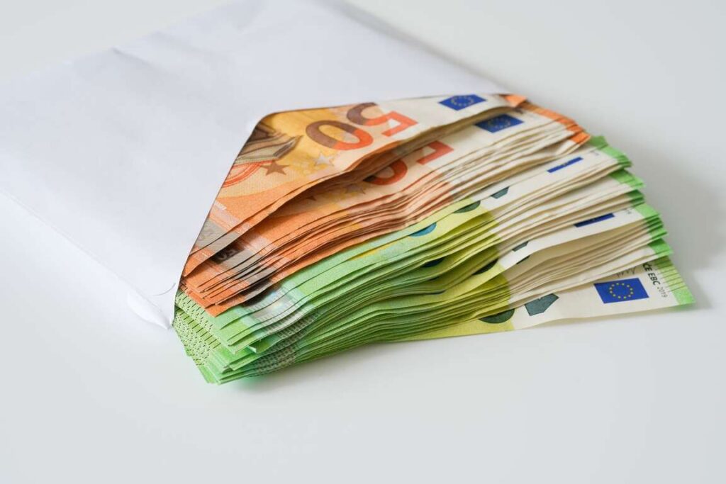 Banknoty euro symbolizujące zwrot kaucji po zakończeniu najmu w Holandii