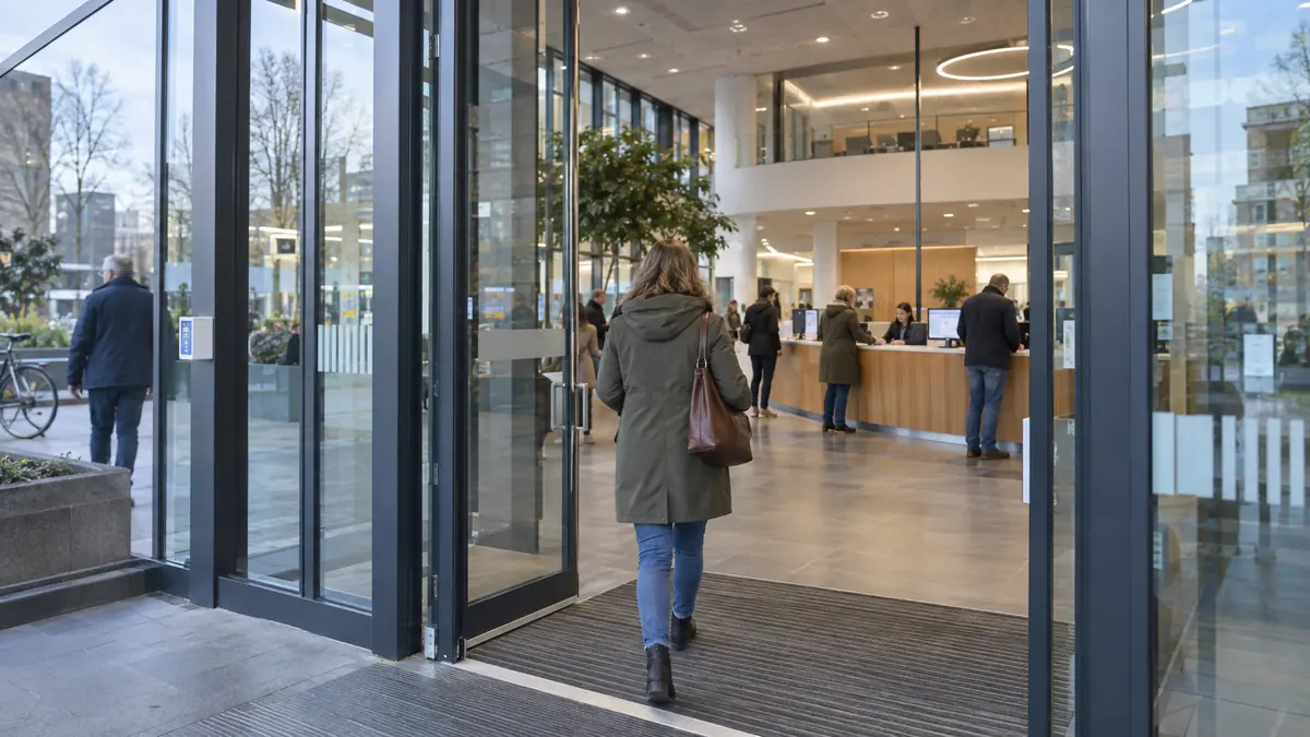 Wejście do nowoczesnego holenderskiego urzędu gemeente
