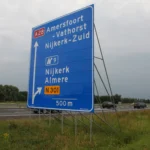 Tekst alternatywny: Znak drogowy A28 wskazujący Nijkerk-Zuid, Nijkerk i Almere