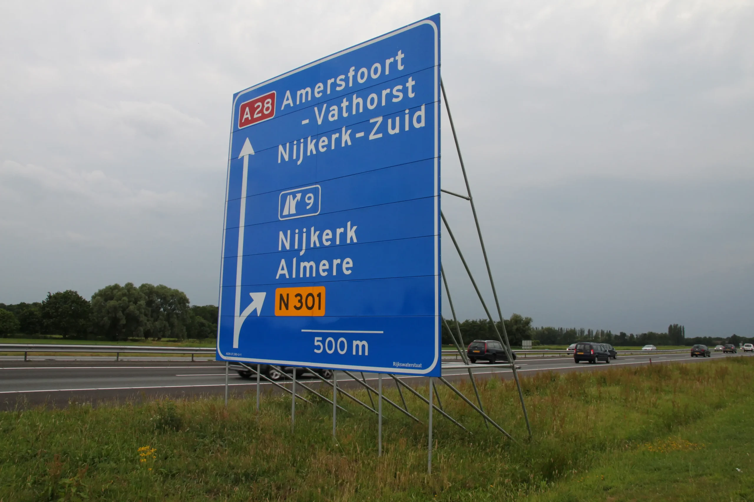 Tekst alternatywny: Znak drogowy A28 wskazujący Nijkerk-Zuid, Nijkerk i Almere