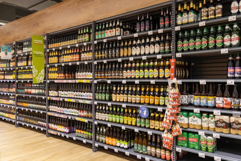 Półki z alkoholem w sklepie w Polsce – planowana podwyżka akcyzy od 2027 roku