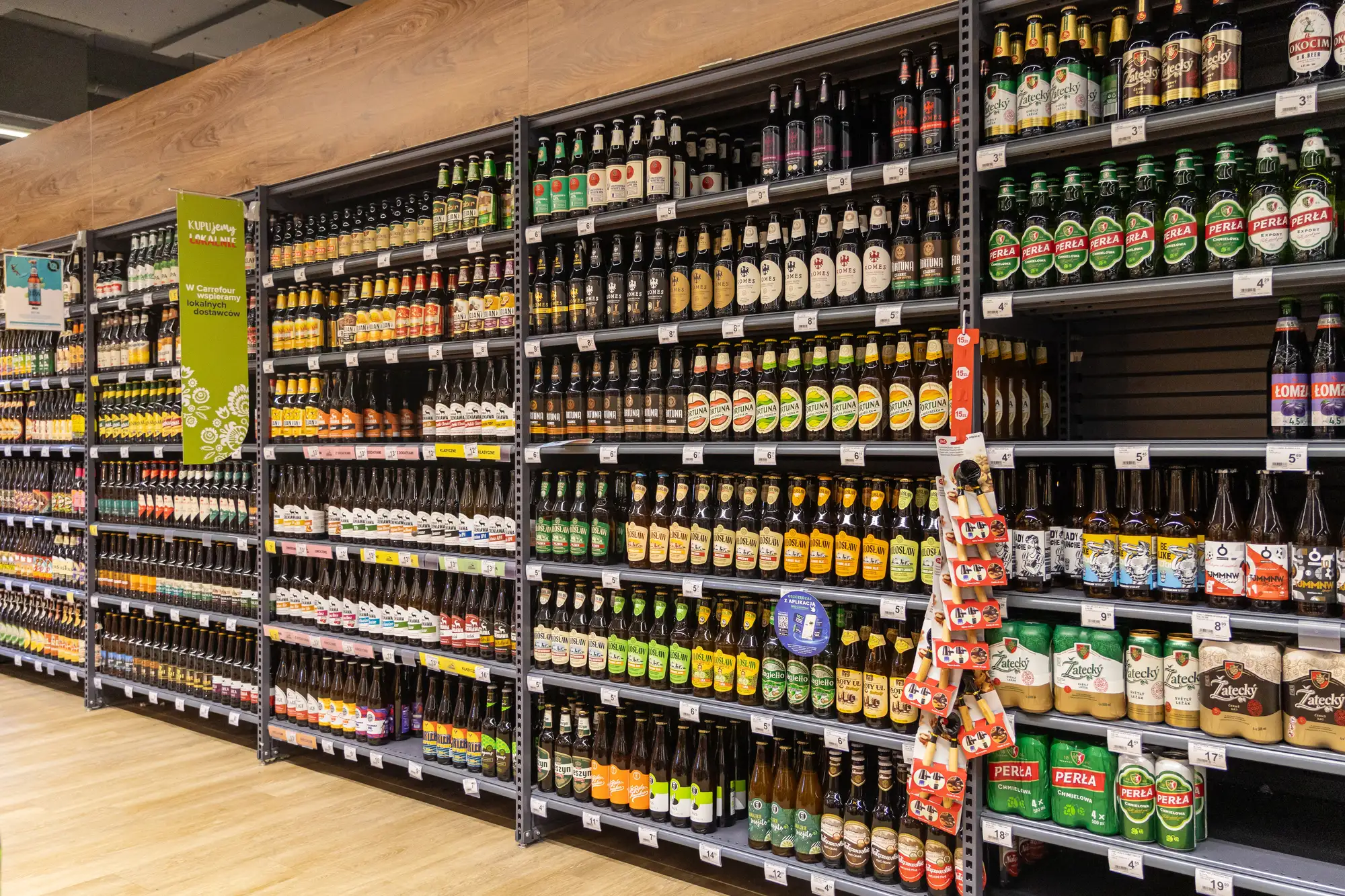 Półki z alkoholem w sklepie w Polsce – planowana podwyżka akcyzy od 2027 roku
