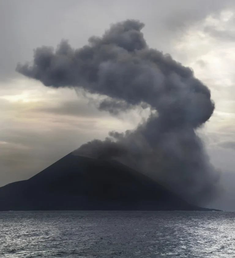 Erupcja Anak Krakatau w Indonezji z dużą chmurą popiołu nad wulkanem