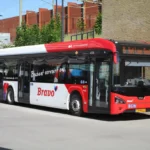 Czerwono-biały autobus Arriva Bravo linii 8 w Tilburg w prowincji Noord-Brabant.