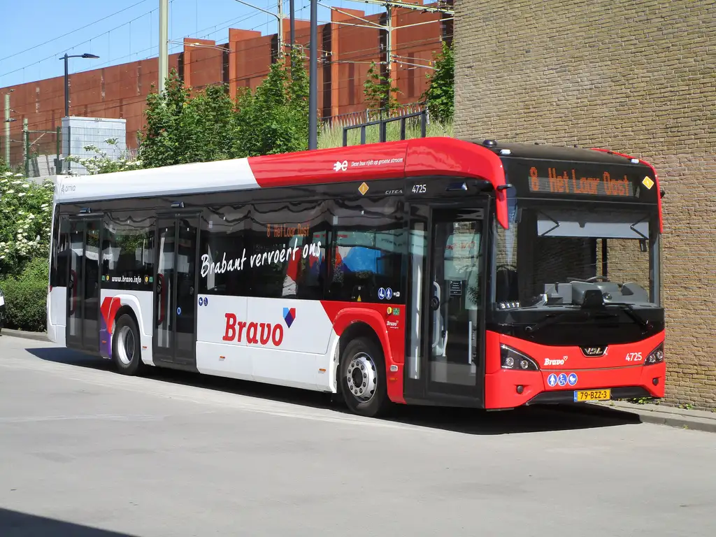 Czerwono-biały autobus Arriva Bravo linii 8 w Tilburg w prowincji Noord-Brabant.