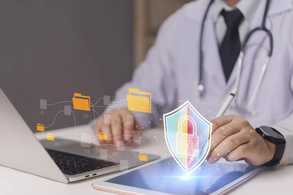Lekarz przy komputerze z symbolem ochrony danych medycznych i cyberbezpieczeństwa