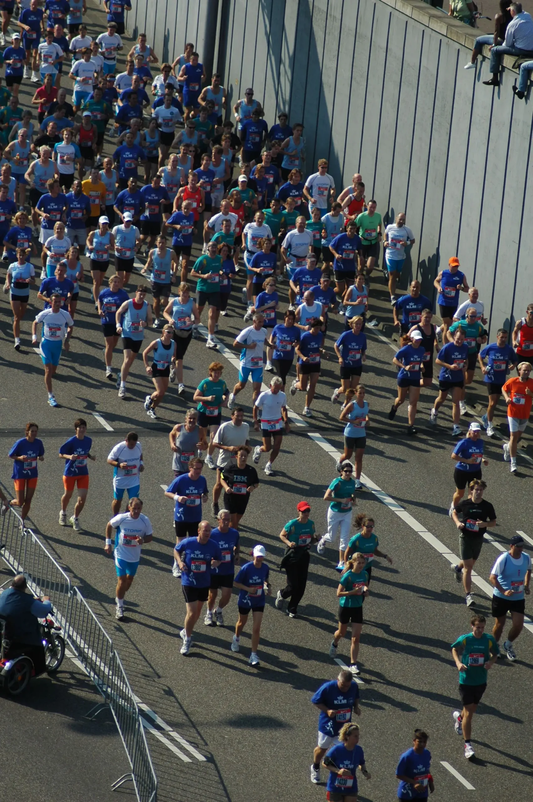 Uczestnicy biegu Dam tot Damloop biegną ulicą w Amsterdamie w kierunku Zaandam.