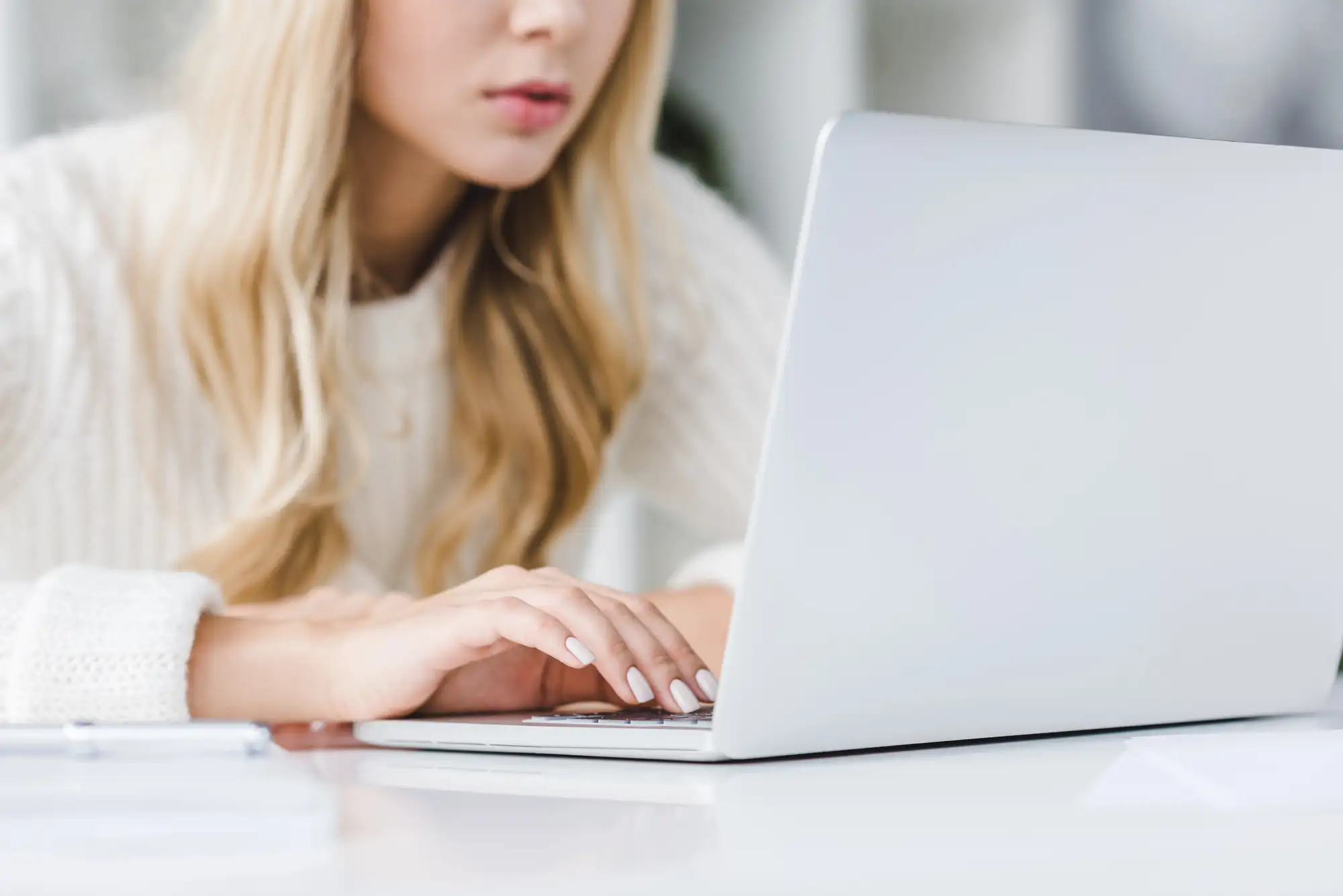 Kobieta korzystająca z laptopa przed wyjazdem z Holandii