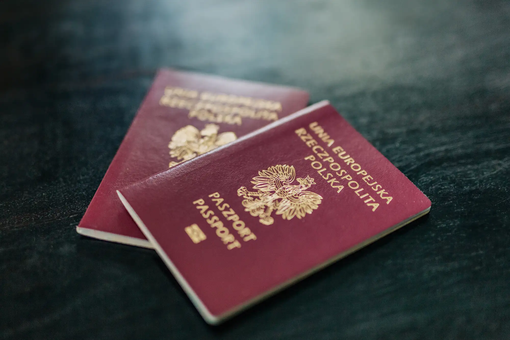 Dwa polskie paszporty przygotowane przed powrotem z Holandii
