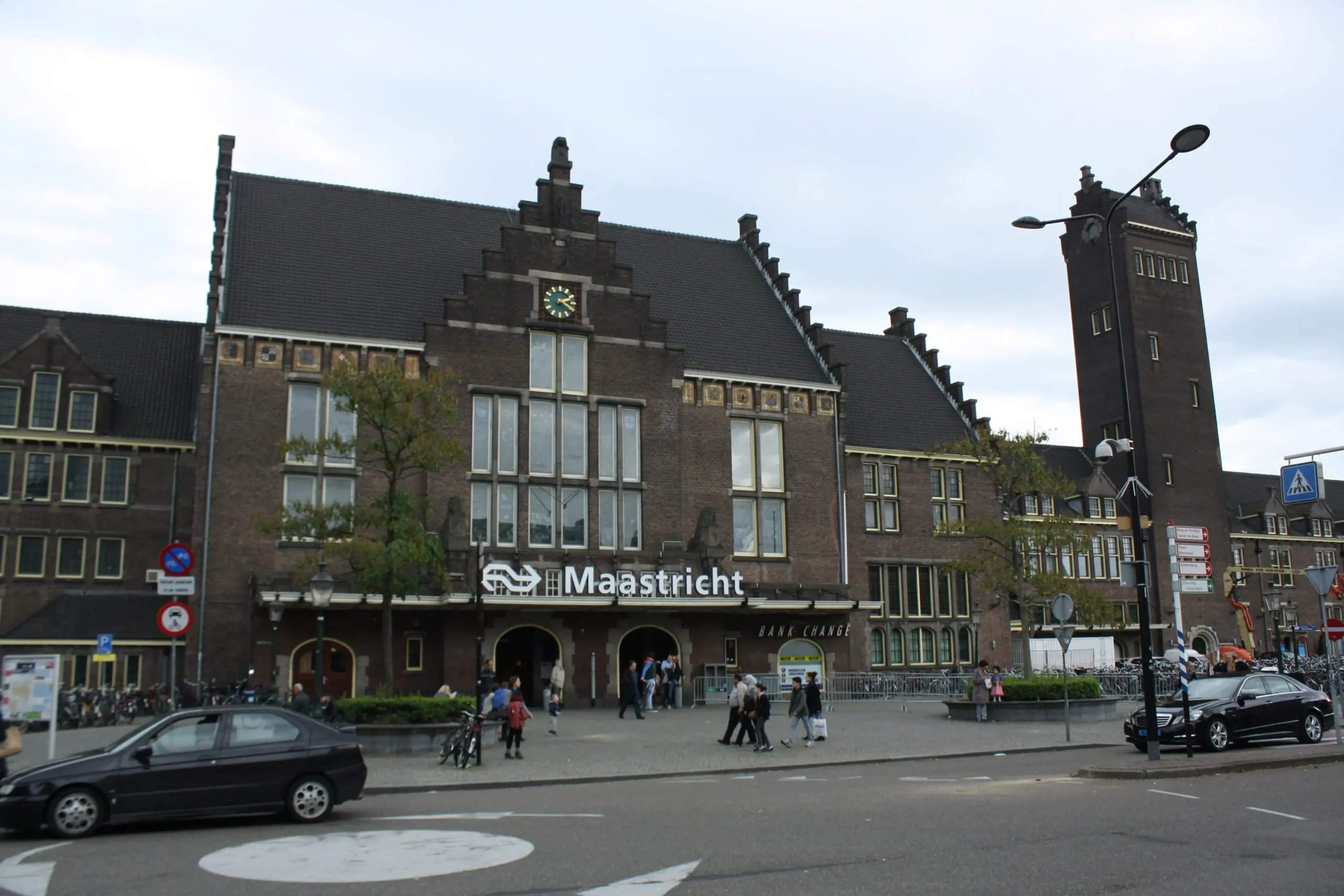 Budynek dworca kolejowego Maastricht z charakterystyczną wieżą zegarową i wejściem głównym.