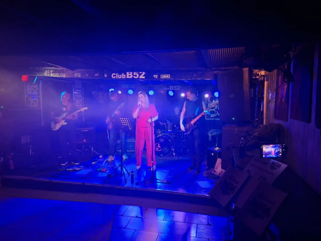 Edyta z Night Patrol śpiewająca podczas koncertu w Club B52 w Eernegem