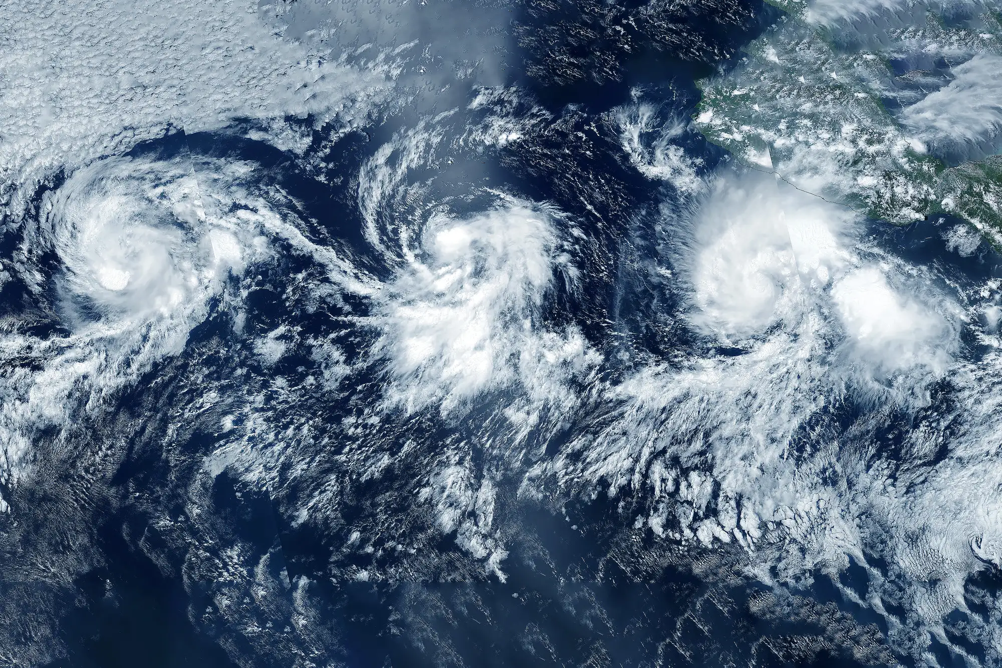 Rozległy układ chmur nad oceanem – El Niño i ryzyko ekstremalnej pogody