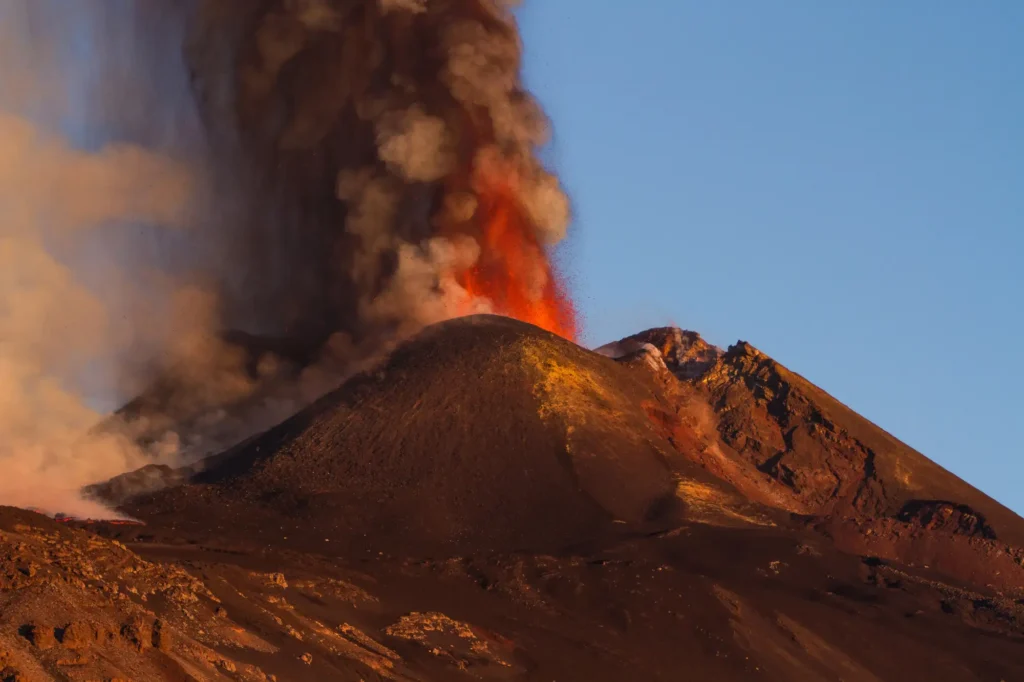 Erupcja Etny na Sycylii z chmurą popiołu nad kraterem