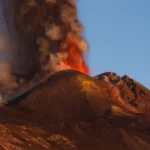 Erupcja Etny na Sycylii z chmurą popiołu nad kraterem
