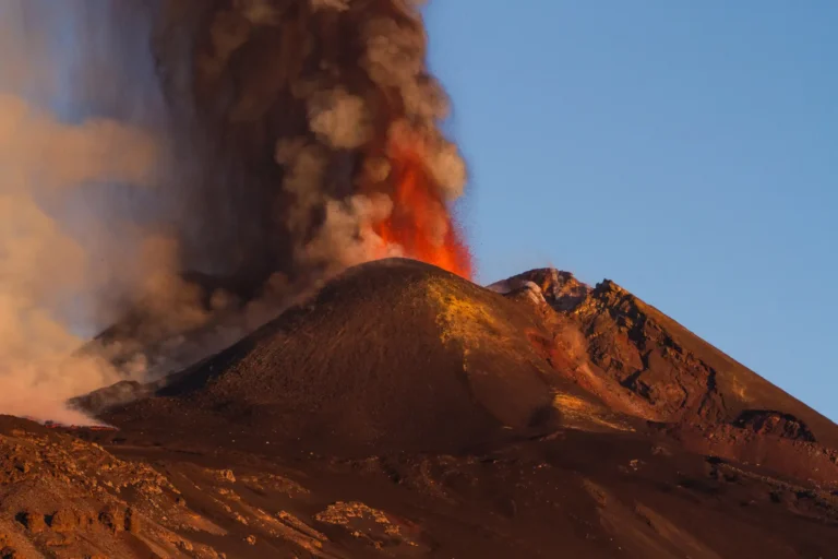 Etna paraliżuje loty na Sycylii. Lotnisko w Katanii zamknięte do końca dnia