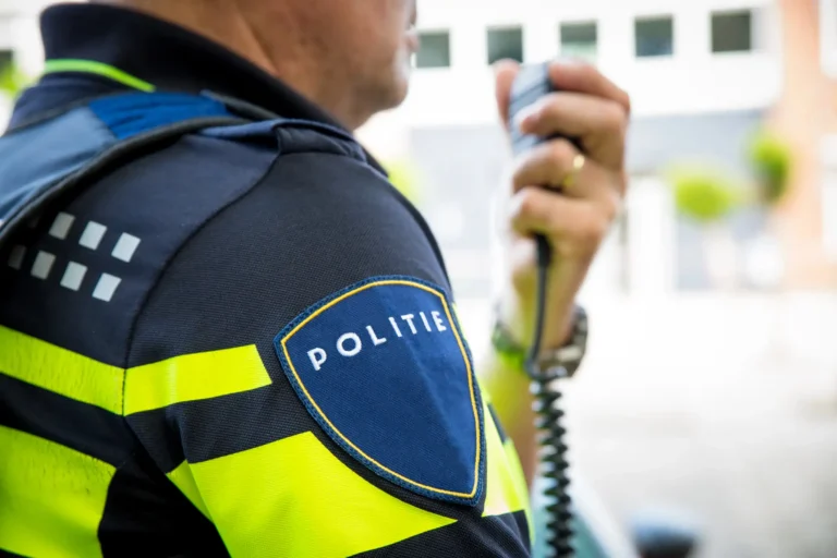 Holenderski policjant z radiem podczas służby