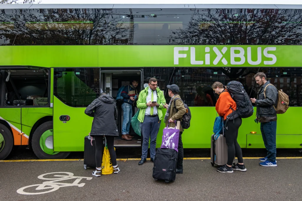 Pasażerowie FlixBus z walizkami przed podróżą