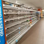 Puste półki z żywnością w supermarkecie. Holenderscy eksperci zalecają domowe zapasy na osiem dni.