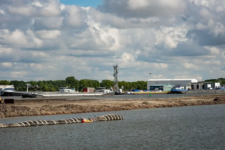 Kanał Gent–Terneuzen w Zeeland, ważny szlak transportowy między Holandią i Belgią