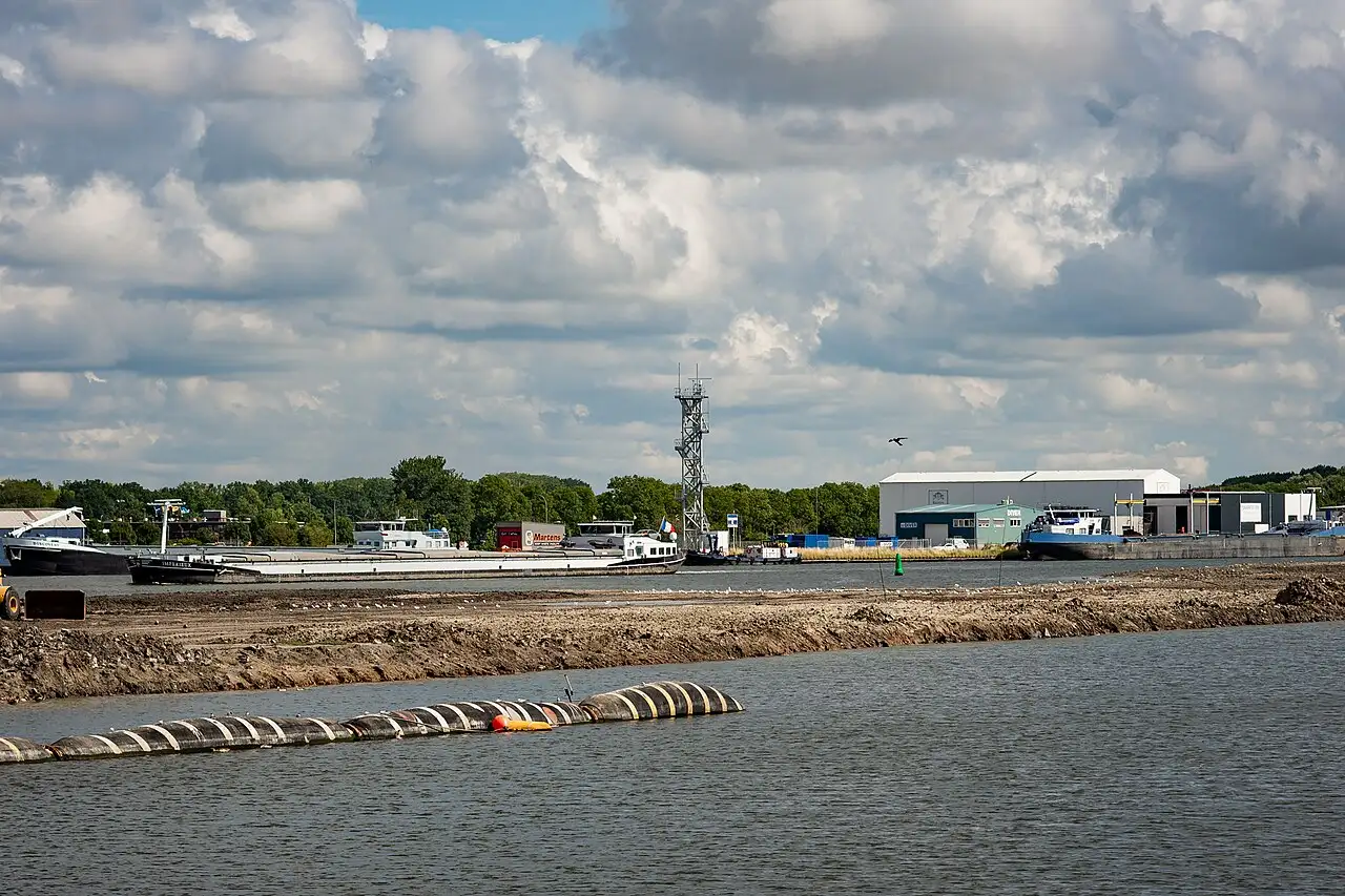 Kanał Gent–Terneuzen w Zeeland, ważny szlak transportowy między Holandią i Belgią