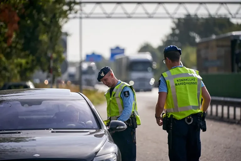 Koninklijke Marechaussee podczas kontroli samochodu przy granicy Holandii