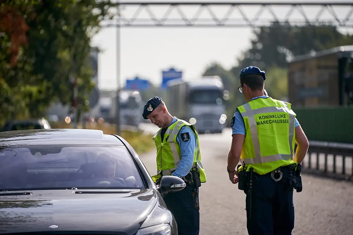 Koninklijke Marechaussee podczas kontroli samochodu przy granicy Holandii