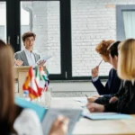 Młodzi uczestnicy podczas konferencji i dyskusji