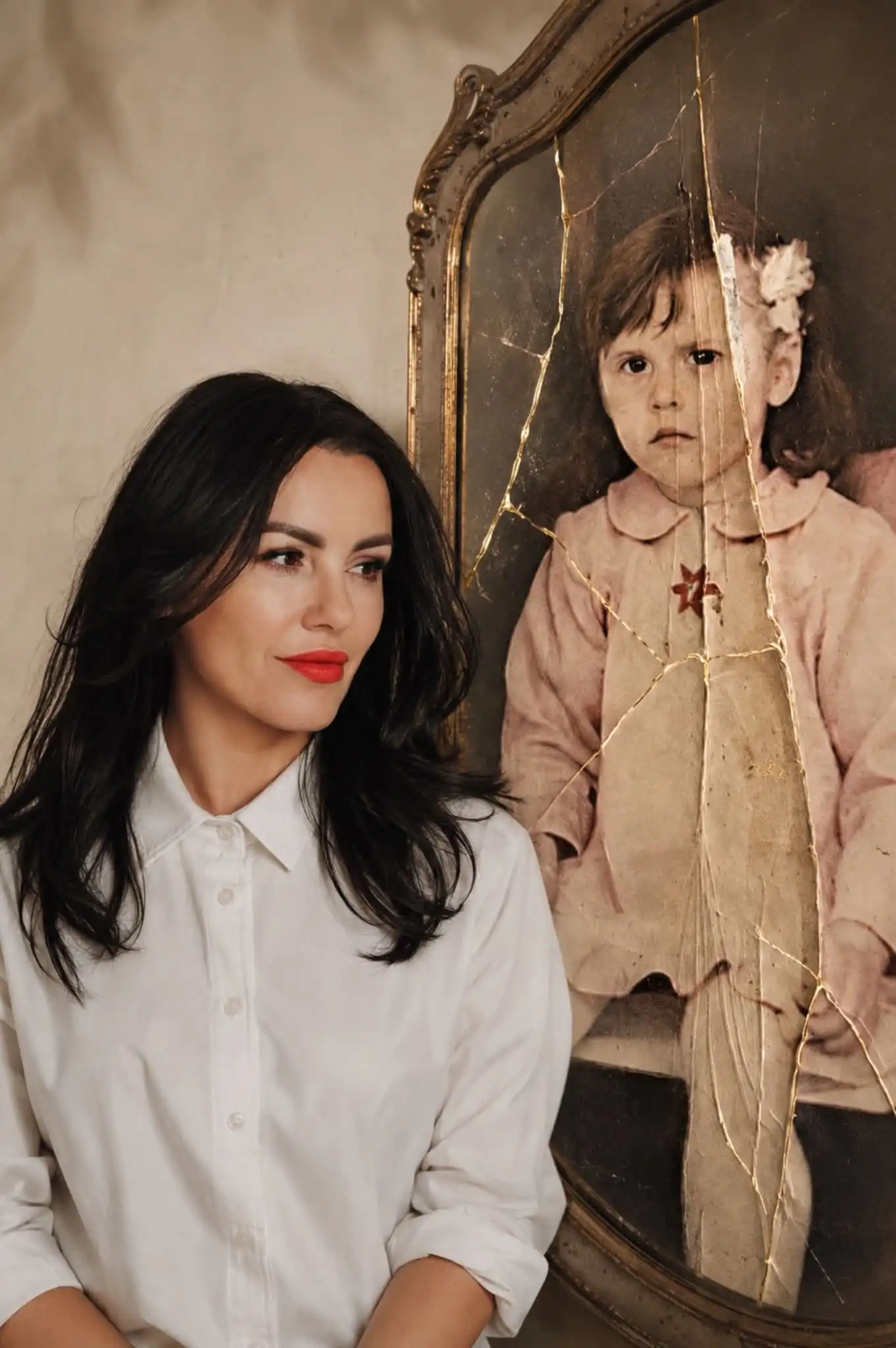 Marlena van Zessen obok fotografii z dzieciństwa – „Droga kobiety”