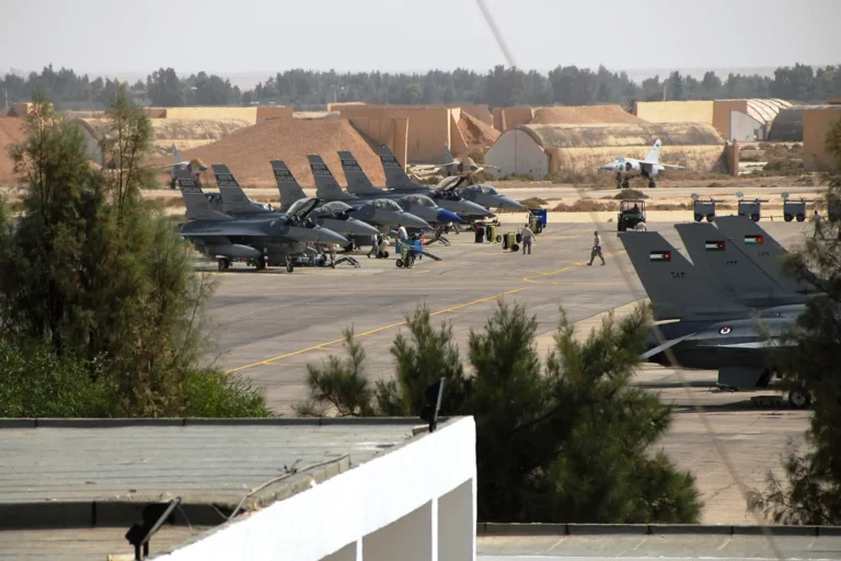 Samoloty F-16 w bazie Muwaffaq Salti w Jordanii