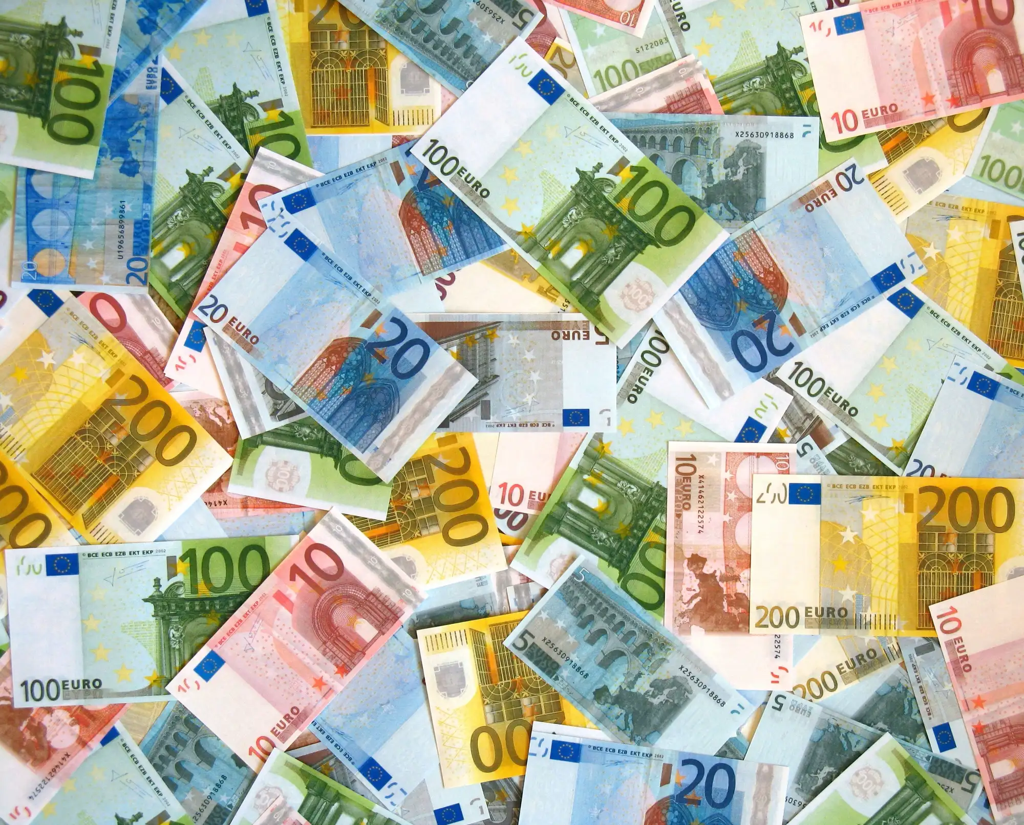 Banknoty euro symbolizujące należności do odzyskania z Holandii