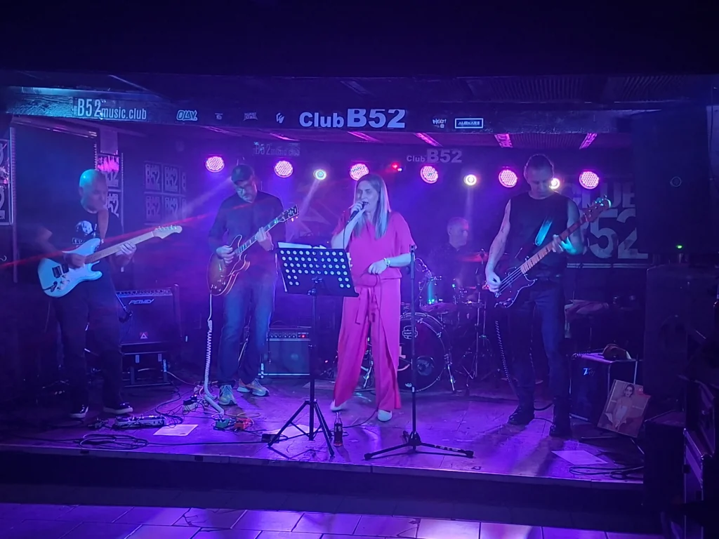Night Patrol grający utwory Maanamu na żywo w Club B52 w Eernegem
